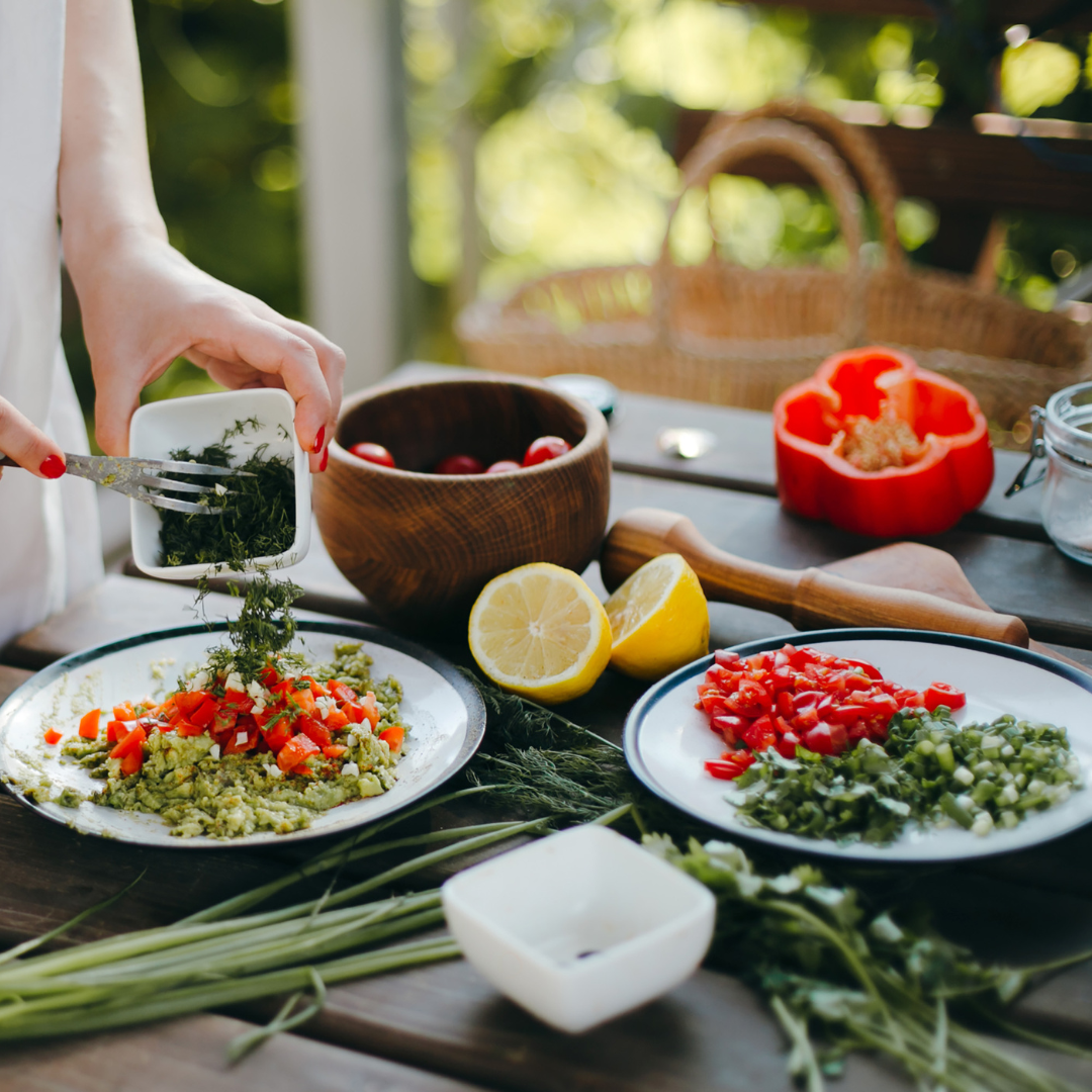 Image d'une personne cuisinant une recette de l'été.